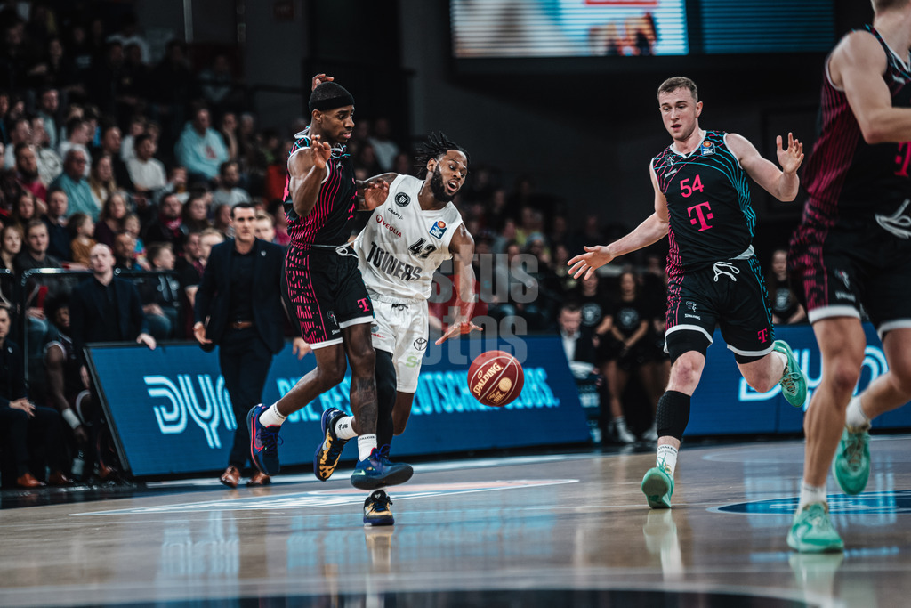 Basketball | Männer | Saison 2023/2024 | easyCredit Basketball Bundesliga | Veolia Towers Hamburg vs. Telekom Baskets Bonn | 03.02.2024 | v.l. Glynn Watson (#4, Telekom Baskets Bonn) und Aljami Durham (#42, Veolia Towers Hamburg) geraten ineinander