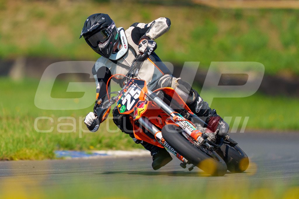 G-Cup + Supermoto Staatsmeisterschaft + Hungarian Supermoto Championship | GRIPcapture steht für authentische Sportfotografie in Österreich – für Momente, die mehr sind als Geschwindigkeit oder Ergebnis. Es geht um Emotion, Spannung, Fokus und den Augenblick, der oft nur einen Wimpernschlag dauert.Ob Motorsport, Teamsport oder 