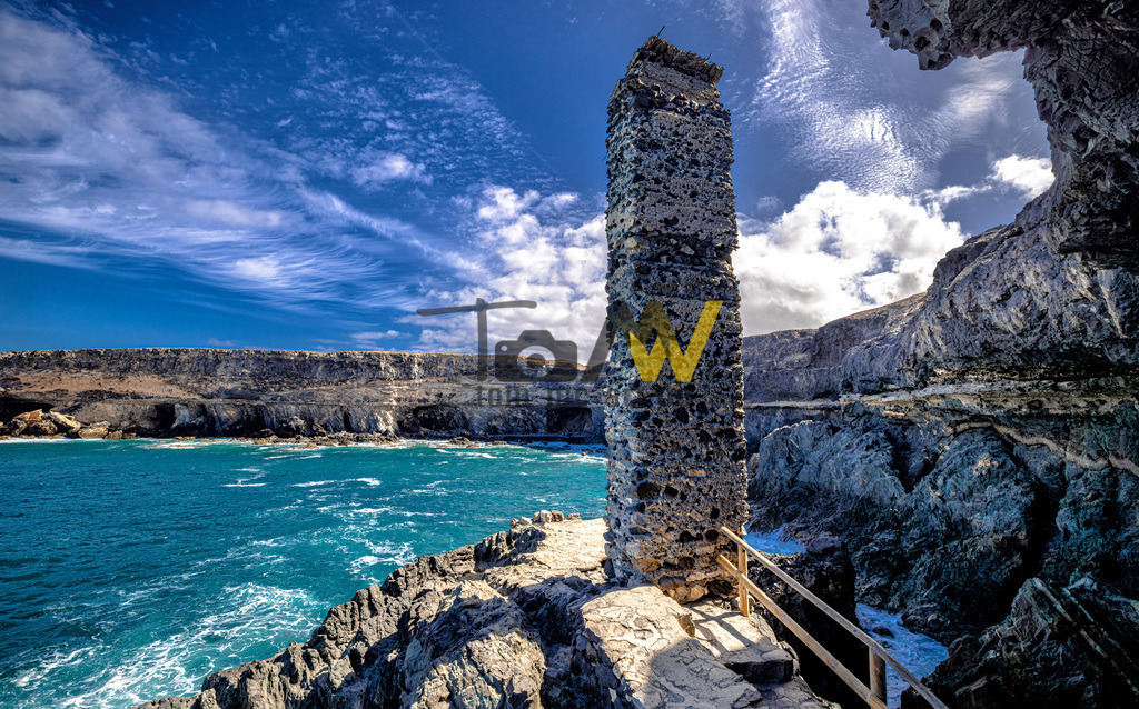 Die Caleta Negra bei Ajuy--Piratenhöhle------Fuerteventura | Oder auch „Schwarze Bucht“ genannt. Unmittelbar vom dem etwas abgelegenen Fischerdorf Ajuy aus zu erreichen. Blick auf die Bucht aus einer der Höhlen. - Realisiert mit Pictrs.com