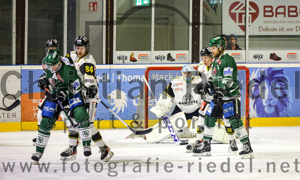 2023-11-17_004_TSV_Erding_gegen_EA_Schongau | Erding, Deutschland, 17.11.2023:
Eishockey, Bayernliga Vorrunde 2023 / 2024, 10. Spieltag, TSV Erding gegen EA Schongau, Endergebnis: 12:4

Tim Mühlegger (EA Schongau, #84), Torwart Xaver Nagel (EA Schongau, #80), Elias Maier (Erding Gladiators, #15)

Foto: Christian Riedel / fotografie-riedel.net