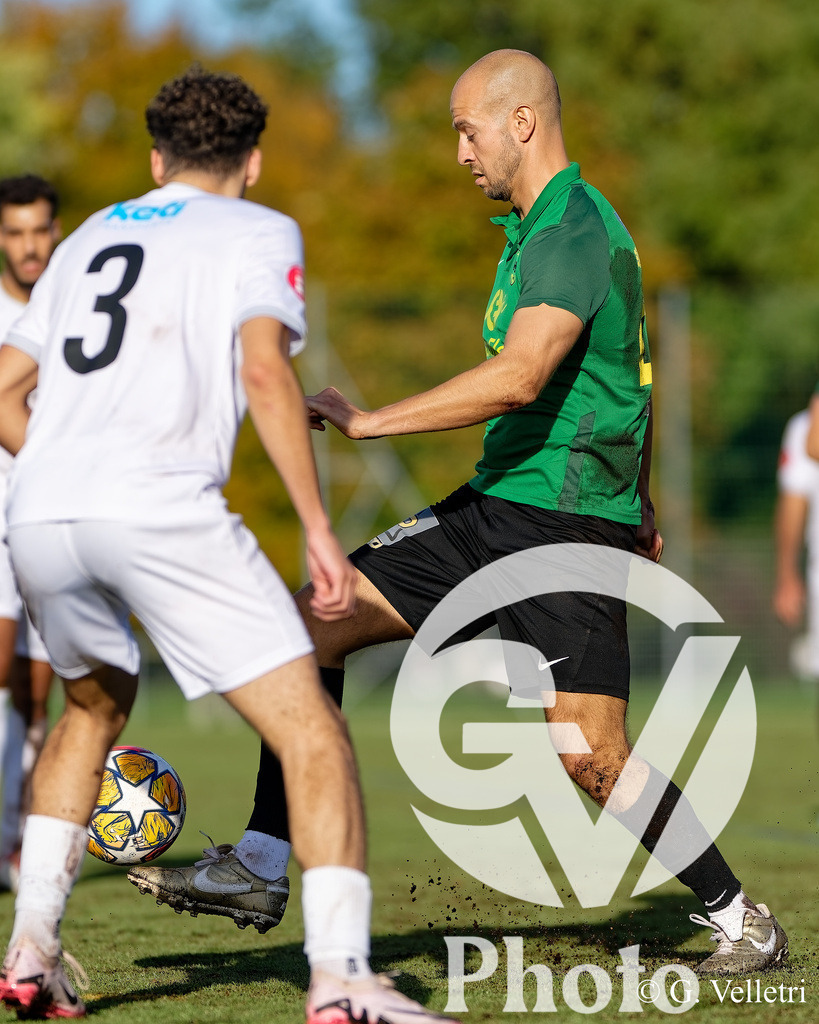 2eme ligue - FC Veyrier - FC Kosova |  durant le match de 2eme ligue entre FC Veyrier et FC Kosova au Stade du Grand-Donzel à Veyrier, Suisse