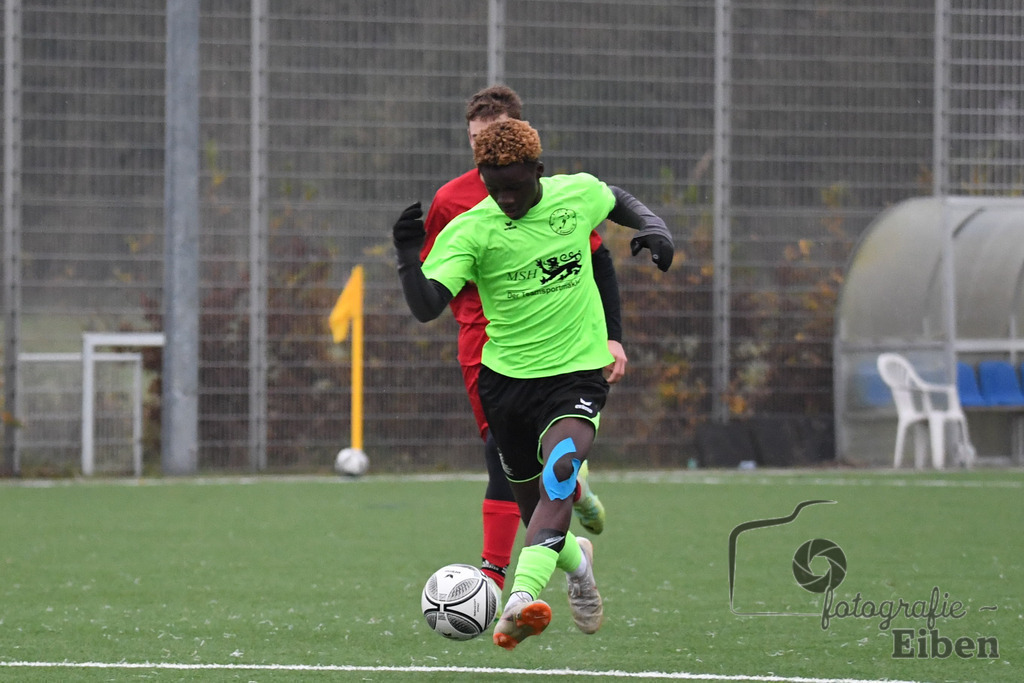 JFV Edewecht-Osnabrücker SC | C-Jugend Landesliga; JFV Edewecht (grün)-Osnabrücker SV (rot) am 18.11.2023; in Edewecht (Sportanlage Göhlenweg), Photo: Philip Eiben 2023 - Realisiert mit Pictrs.com
