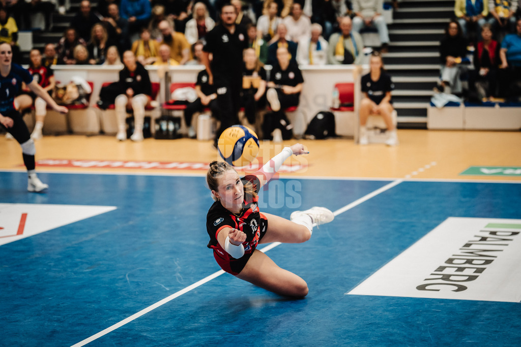 Volleyball | Frauen | Saison 2025/2026 | Volleyball Bundesliga | SSC Palmberg Schwerin vs. ETV Hamburger Volksbank Volleys | 18.10.2025 | Hannah Ammerman (#12, ETV Hamburger Volksbank Volleys) springt zum Ball
