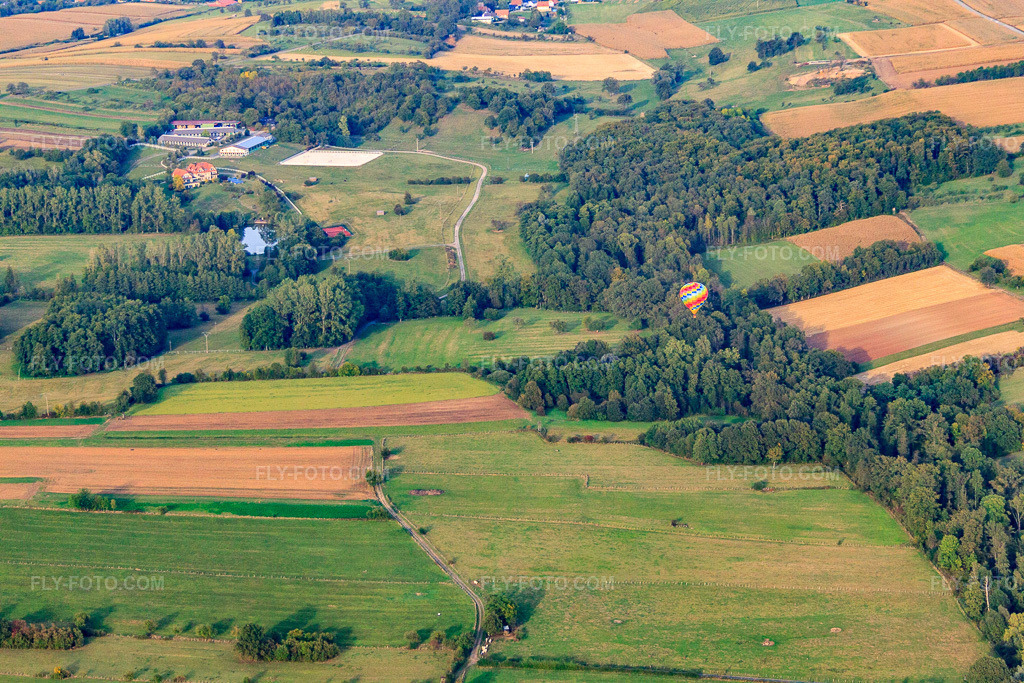 Aerial view: Hot air balloon over Haras Lerchenberg in Gundershoffen in the state Bas-Rhin, France. – Photo: IMG_53646.jpg taken on 09/30/2012 by Werner Riehm/FLY-FOTO.com – Resolution of the original: 4752 x 3168 px
