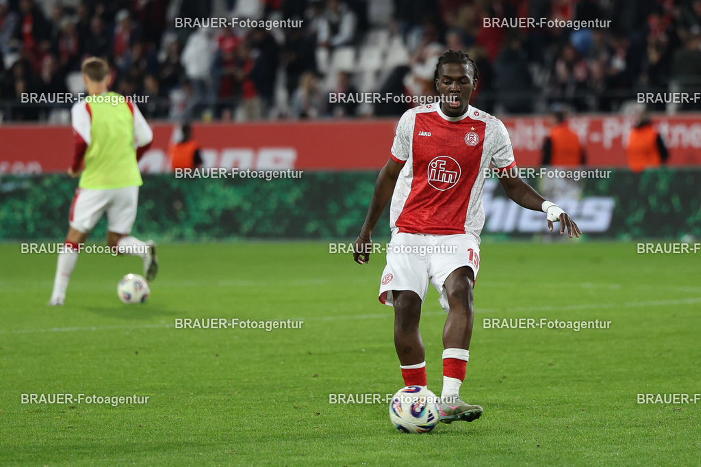 Rot-Weiss Essen - VFL Osnabrück | Essen, Deutschland, 17.09.2025 Franci Bouebari  (Rot-Weiss Essen) wärmt sich auf während des 3.Liga Spiels zwischen  Rot-Weiss Essen und VFL Osnabrück am 17.09.2025 im Stadion an der Hafenstraße in Essen. (Foto von Timo Bluhmki-Schmidt/Brauer Fotoagentur