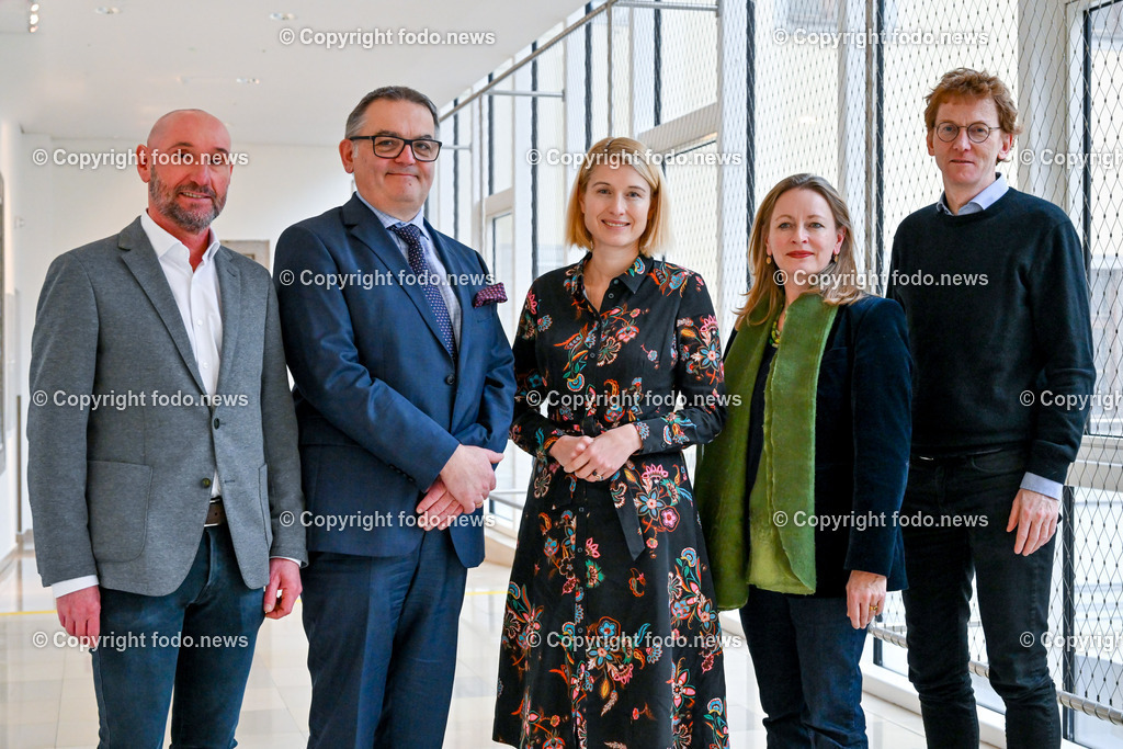 Pressekonferenz Ordensklinikum Linz GmbH_ Tumorzentrum OÖ_ 01.02.2023-21 | 01.02.2023, Ordensklinikum Linz, AUT, Pressekonferenz Ordensklinikum Linz GmbH, Tumorzentrum Ooe – onkologische Versorgung der Ooe Bevoelkerung im Bild Klaus Wiltoner (Innere Medizin 2, Salzkammergut-Klinikum Voecklabruck, Stv. Leiter Tumorzentrum Ooe), Ernst  Rechberger (Innere Medizin I, Barmherzige Schwestern Ried im Innkr., Stv. Leiter Tumorzentrum Ooe), LH-StvIn Christine Haberlander (VP), Anna M. Dieplinger (Kompetenzmanagement Gesundheits- und Sozialberufe, OoeG), Ansgar Weltermann (Zentrum fuer Tumorerkrankungen, Ordensklinikum Linz, Leiter Tumorzentrum Ooe)