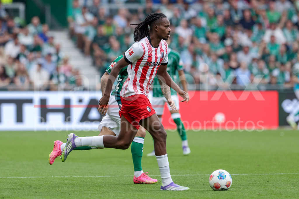 Fussball, Bundesliga, SV Werder Bremen - SC Freiburg | Jordy Makengo (SC Freiburg, 33) am Ball, Einzelbild, Ganzkörper, Aktion, Action, Spielszene, DIE DFL-RICHTLINIEN UNTERSAGEN JEGLICHE NUTZUNG VON FOTOS ALS SEQUENZBILDER UND/ODER VIDEOÄHNLICHE FOTOSTRECKEN. DFL REGULATIONS PROHIBIT ANY USE OF PHOTOGRAPHS AS IMAGE SEQUENCES AND/OR QUASI-VIDEO.