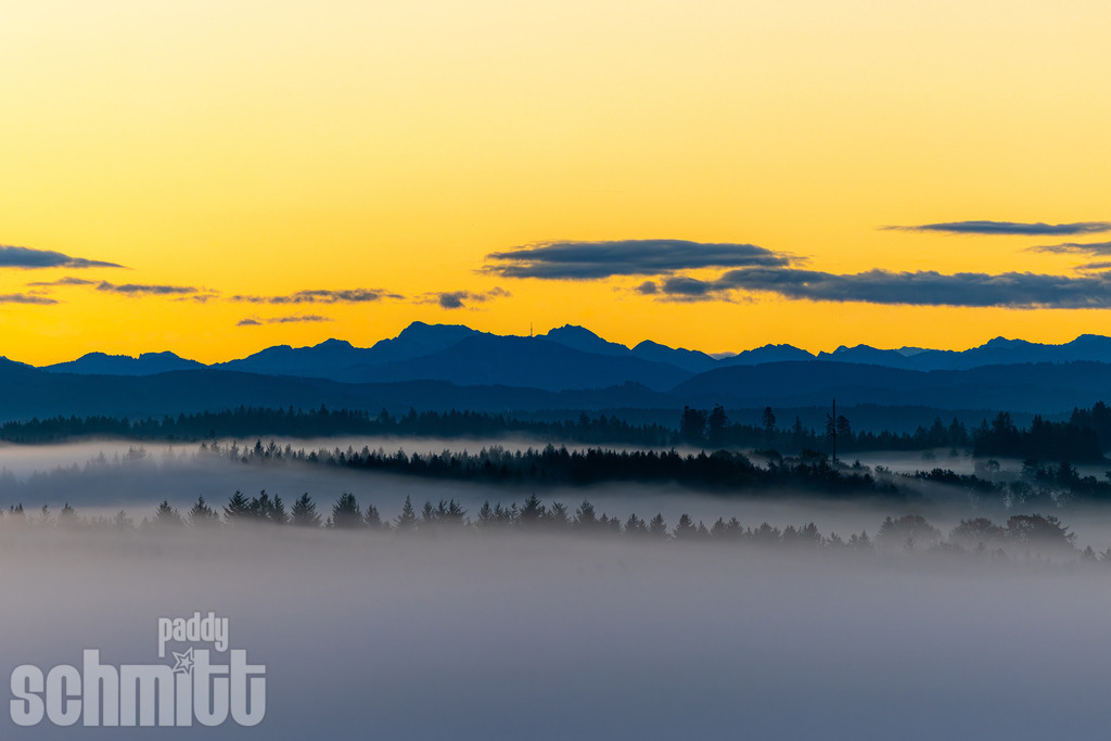 Morgennebel und Sonnenaufgang mit fantastischem Bergblick im Allgäu | Morgennebel liegt sanft über dem Allgäu, während die ersten Sonnenstrahlen die Berge in goldenes Licht tauchen. Ein stimmungsvoller Blick auf eine einzigartige Morgenlandschaft zwischen Nebelmeer, Berggipfeln und warmem Sonnenlicht. - Realisiert mit Pictrs.com