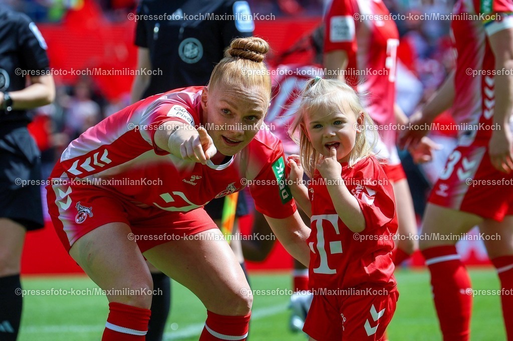 xsscx02052601071 | 02.05.2026, xsscx, Frauen Fussball, 1. FC Köln - Werder Bremen, 1. Fussball Bundesliga, 24. Spieltag, RheinEnergie-Stadion, Saison 2025 2026: Laura Vogt (1. FC Köln #8) zeigt einem Mädchen den Weg vom Feld DFB regulations prohibit any use of photographs as image sequences and or quasi-video. Photo: xSandraxScherningxPressefotoKochx