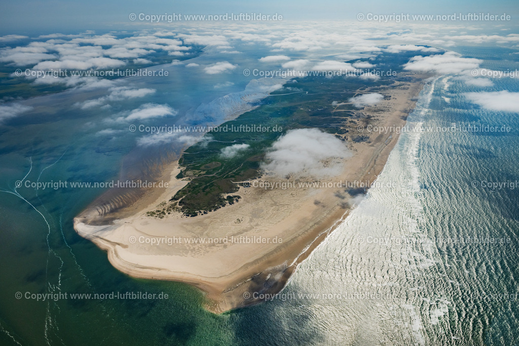 Norderney_Ostseite_Wolken_ELS_5424060623 | NORDERNEY 06.06.2023 Küsten- Landschaft am Sandstrand " Ostende " mit dem Wrack des ehemaligen Schillsaugers "Capella" und der Ost Bake in Norderney im Bundesland Niedersachsen, Deutschland. // Coastal landscape on the sandy beach "Ostende" with the wreck of the former Schillsauger "Capella" and the Ost Beacon in Norderney in the state of Lower Saxony, Germany. Foto: Martin Elsen