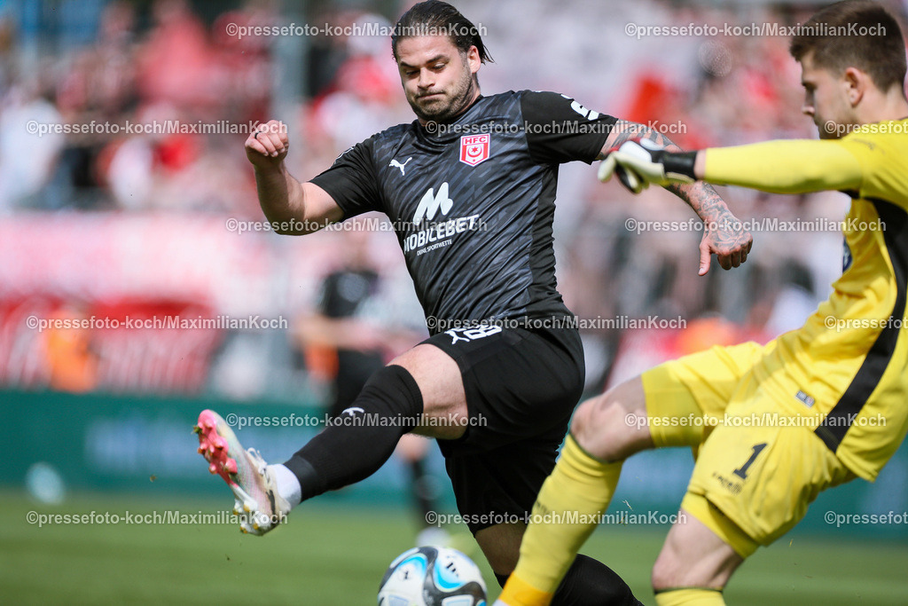 Koe3Liga13042401021 | 13.04.2024, Köln, Fußball, bwin 3. Liga Herren, Sportpark Höhenberg, 33. Spieltag, Saison 2023 2024, FC Viktoria Köln – Hallescher FC: Dominic Baumann (Hallescher FC) gegen Torhüter Ben Voll (Viktoria Köln)
DFB regulations prohibit any use of photographs as image sequences and or quasi-video.