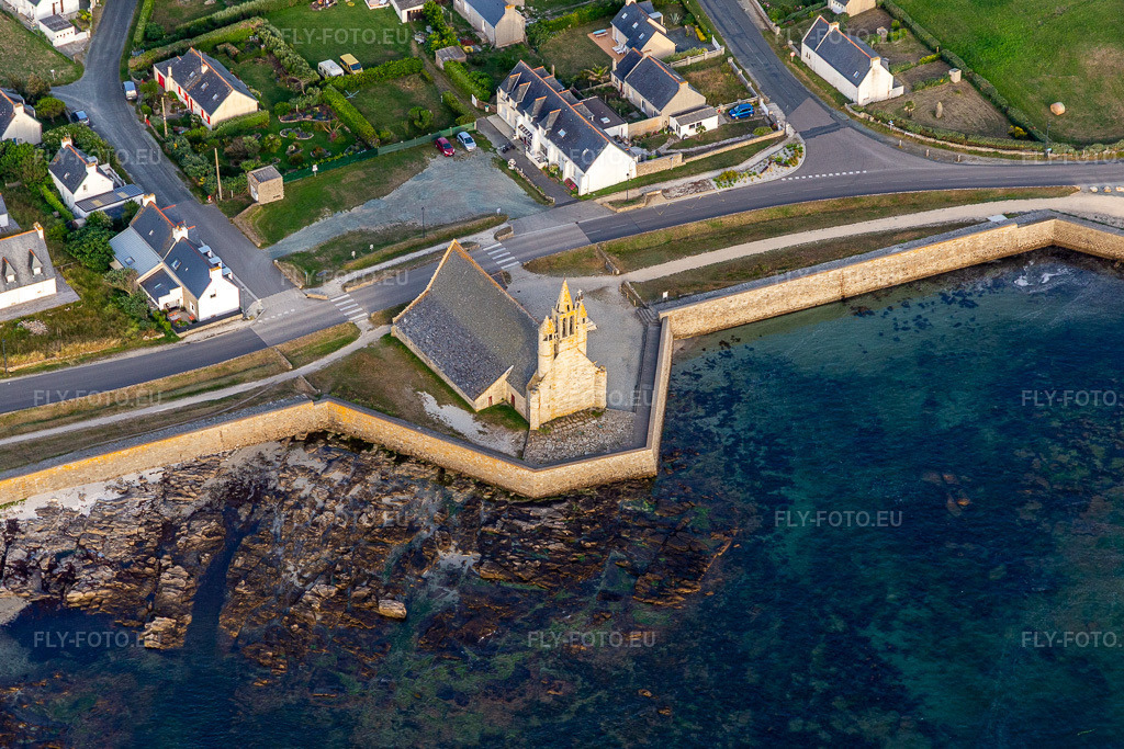 Vue aérienne: Chapelle Notre-Dame-de-la-Joie à le quartier St-Guenole-St Pierre in Penmarch dans le département Finistère, France. Photo: IMG_132607.jpg prise le 17/06/2022 par Werner Riehm/FLY-FOTO.eu – Résolution de l'original: 5032 x 3355 px