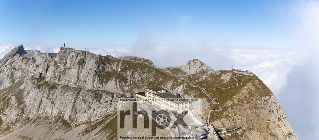 Pilatus Kulm Hotel über dem Nebelmeer | Das Pilatus Kulm Hotel thront über dem Nebelmeer und bietet eine beeindruckende Aussicht auf die Gipfel der Zentralschweiz. Ein Ort zwischen Himmel und Wolken – wo Ruhe, Weite und Geschichte aufeinandertreffen. - Realisiert mit Pictrs.com
