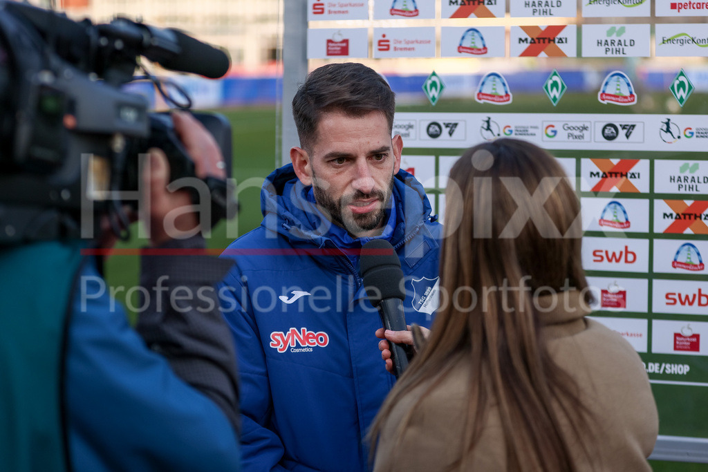 Fussball, Google Pixel Frauen-Bundesliga, SV Werder Bremen - TSG 1899 Hoffenheim | v.li.: Theodoros Dedes (Trainer, Cheftrainer, TSG 1899 Hoffenheim) beim Interview, TV, Fernsehen, Mikrofon