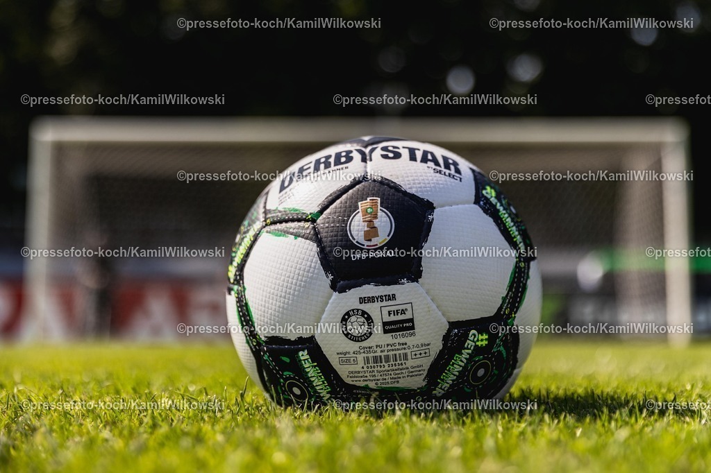 xkwix15082501015 | 15.08.2025, xkwix, Fußball, DFB-Pokal 1. Runde, FC Gütersloh - 1. FC Union Berlin, Ohlendorf Stadion im Heidewald: Spielball DFB-Pokal