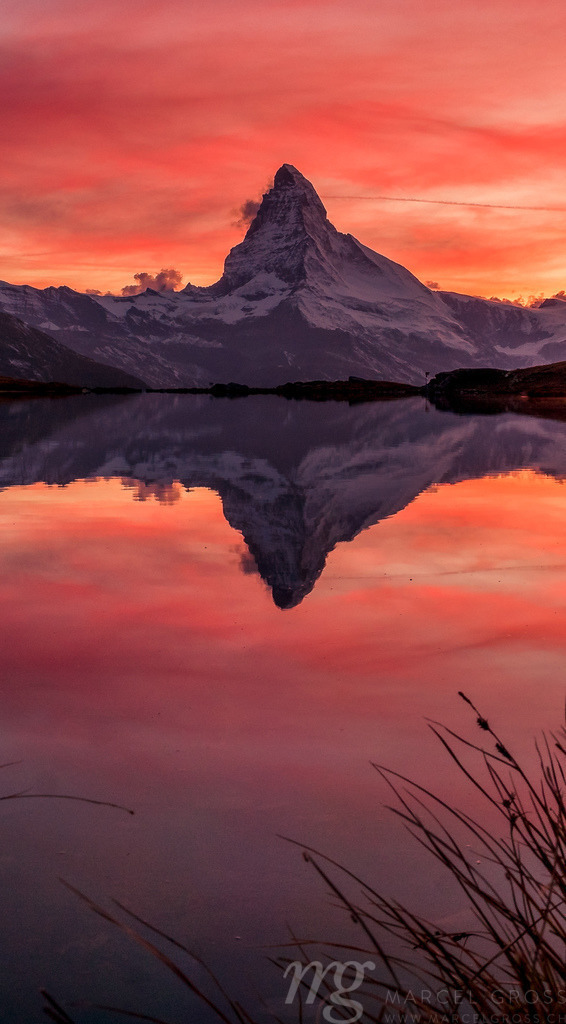 matterhorn in red | sunset behind Matterhorn on Stellisee in Zermatt, Switzerland - Realisiert mit Pictrs.com