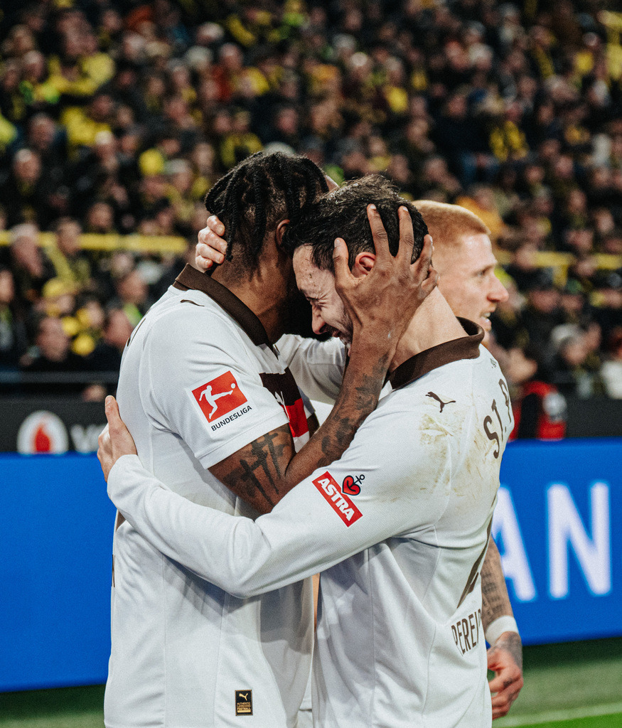 FCS08631 | Der offizielle Shop für FC St. Pauli Fotos. Wähle aus Spielszenen & Fanmomenten dein FCSP Wunschformat. Wir liefern Millerntor-Atmosphäre.