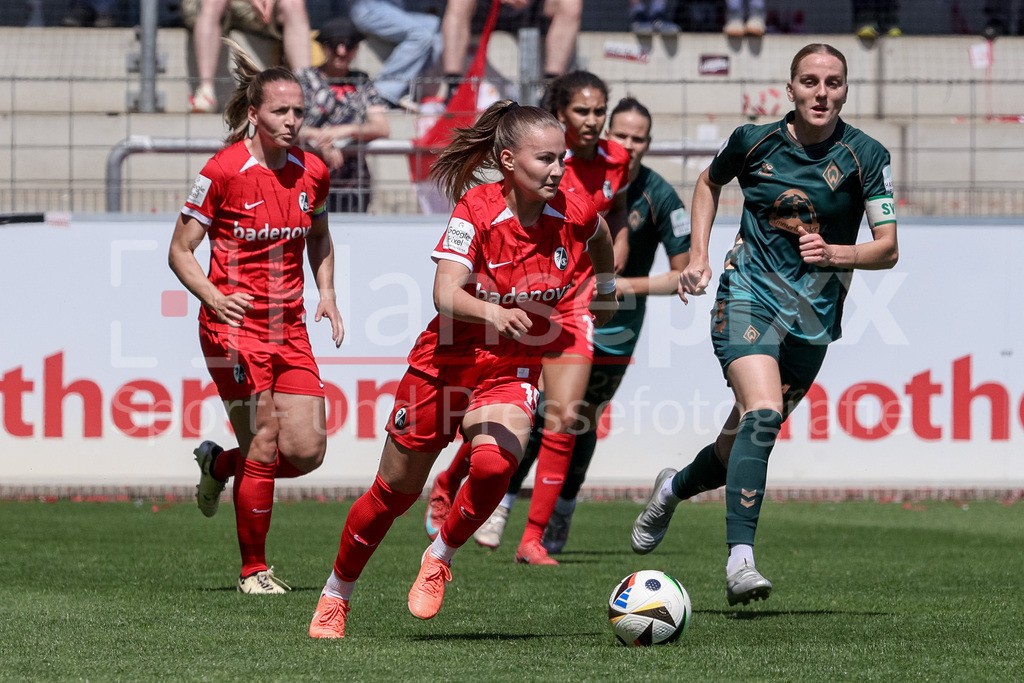 Fussball, Google Pixel Frauen-Bundesliga, SC Freiburg - SV Werder Bremen | Annabel Schasching (SC Freiburg, 19) am Ball, Einzelbild, Ganzkörper, Aktion, Action, Spielszene, DIE DFB-RICHTLINIEN UNTERSAGEN JEGLICHE NUTZUNG VON FOTOS ALS SEQUENZBILDER UND/ODER VIDEOÄHNLICHE FOTOSTRECKEN. DFB REGULATIONS PROHIBIT ANY USE OF PHOTOGRAPHS AS IMAGE SEQUENCES AND/OR QUASI-VIDEO.