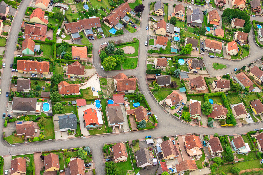 Aerial view: Pl. des Colombes in Drusenheim in the state Bas-Rhin, France. – Photo: IMG_28828.jpg taken on 06/14/2010 by Werner Riehm/FLY-FOTO.com – Resolution of the original: 4752 x 3168 px
