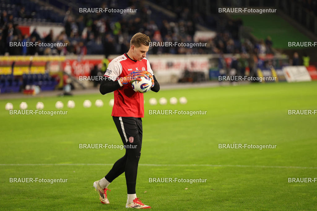 MSV Duisburg - Rot-Weiss Essen  | Duisburg, Deutschland, 26.10.2025 Felix Wienand  (Rot-Weiss Essen) wärmt sich auf  während des 3.Liga Spiels zwischen MSV Duisburg und Rot-Weiss Essen in der Schauinsland-Reisen-Arena am 26.10.2025 in Duisburg (Foto von Timo Bluhmki-Schmidt/ Brauer Fotoagentur