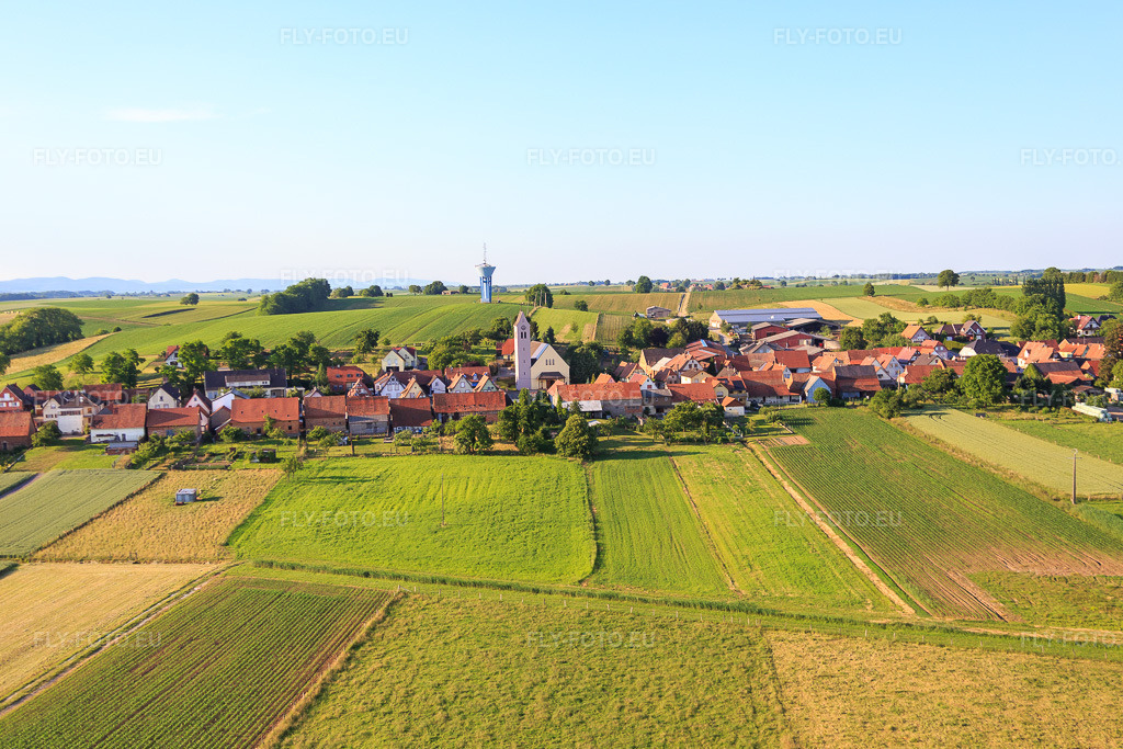 Vue aérienne: Centre du village avec église vu du sud à Oberrœdern dans le département Bas Rhin, France – .Photo: IMG_080205.jpg prise le 05/06/2015 par Werner Riehm/FLY-FOTO.eu – Résolution de l'original: 5461 x 3640 px