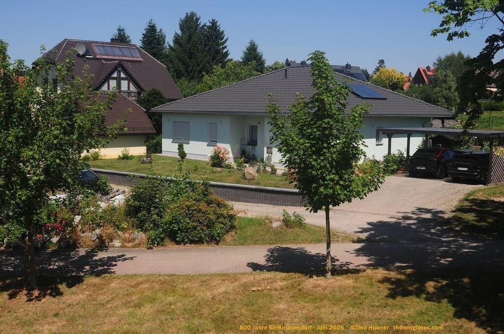 Geißmannsdorf-2026-Ortsbilder-537 | Geißmannsdorf bei Bischofswerda im Sommer 2026. Ein fotografischer Streifzug durch das Dorf Geißmannsdorf, mit Gebäuden, Straßen, Strohpuppen und geschmückten Vorgärten und Grundstücken anlässlich der 800-Jahr-Feier von Geißmannsdorf im Juni 2026 - Realisiert mit Pictrs.com