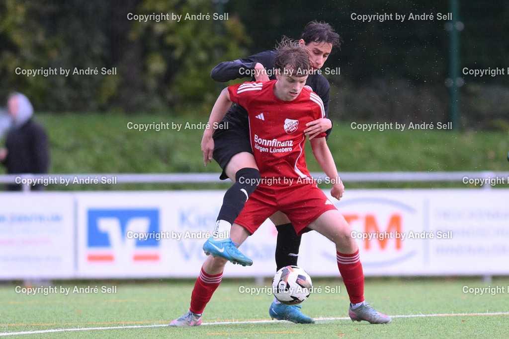 FC Kilia Kiel II vs TSV Flintbek | Ivan Lytvynenko (Kilia #6) vs Nils Tietgen (Flintbek #13) unter Beobachtung Schiedsrichter Marek Borkowski / Fußball-Verbandsliga Ost Männer 2026/2027 / FC Kilia Kiel II vs TSV Flintbek / Kilia Sportplatz / Kiel / 10.10.26 - Realisiert mit Pictrs.com