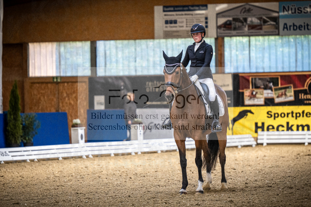 DOS_0422 | Entdecke hochwertige Reitturnierfotos von Foto Oger. Professionell, emotional und authentisch – jetzt Lieblingsmomente im Shop bestellen.Deutschlandweite Turnierfotografie. - Realisiert mit Pictrs.com
