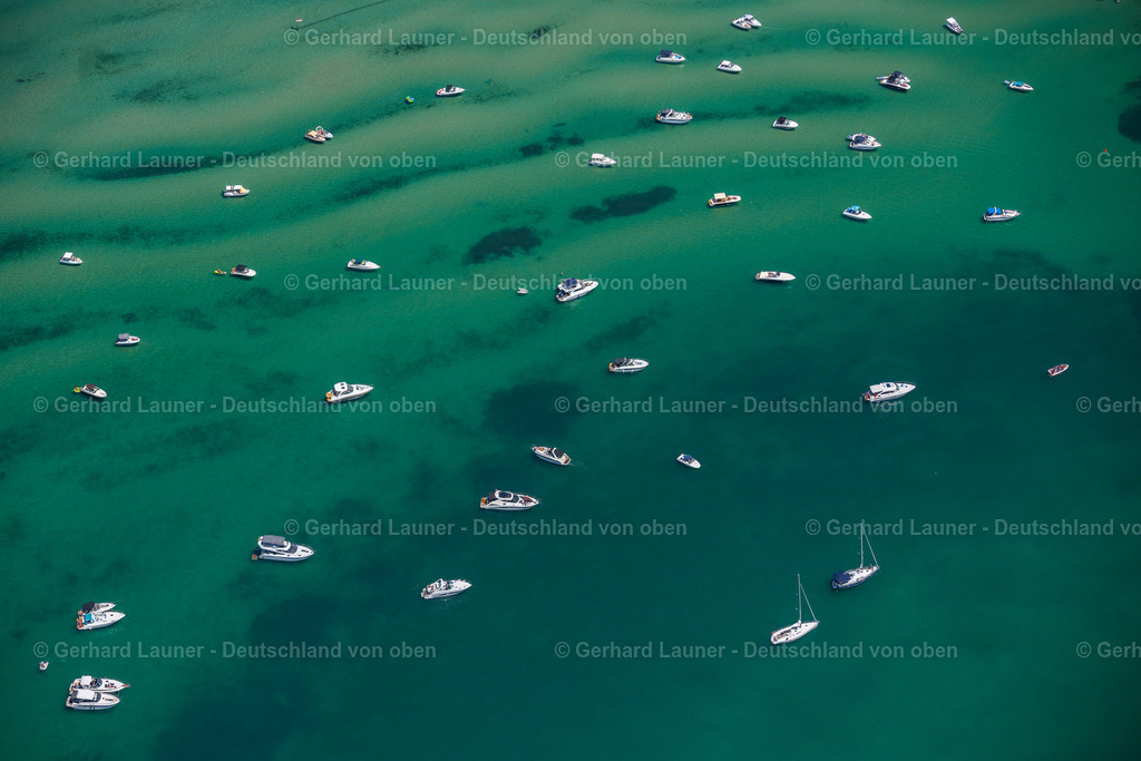 4031581 | NONNENHORN 12.06.2020 Ankernde Motor- und Segelboote im Flachwasserbereich der Wasserburger Bucht in Nonnenhorn im Bundesland Bayern, Deutschland. // Anchoring motor and sailing boats in the shallow water area of a??a??the Wasserburg Bay in Nonnenhorn in the state Bavaria, Germany. Foto: Gerhard Launer