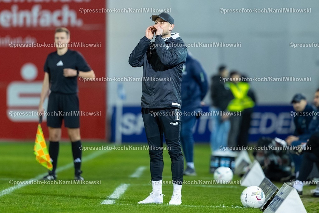 xKWI31102501147 | 31.10.2025, xkwix, Fußball, Regionalliga West, VfL Sportfreunde Lotte - FC Gütersloh, Stadion am Lotter Kreuz: abian Lübbers (VfL Sportfreunde Lotte Cheftrainer) 