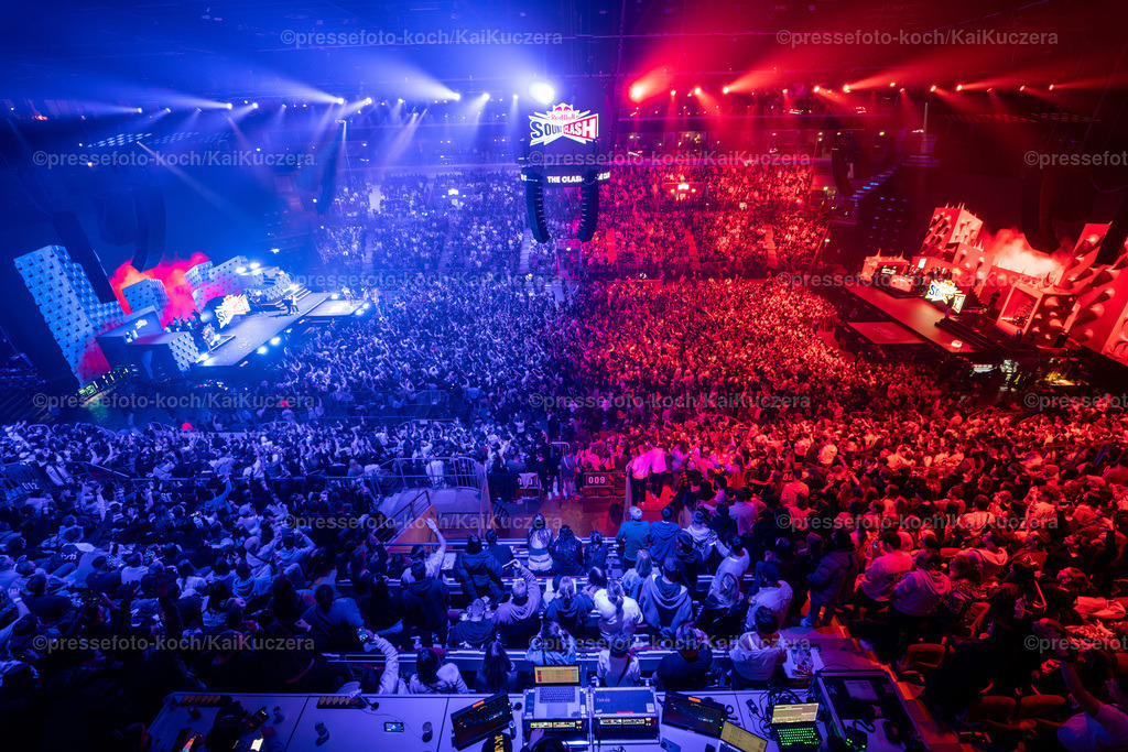 KKU13122401033 | 13.12.2024, xkkux, Düsseldorf, Red Bull Soundclash, PSD Bank Dome, Konzert von Ski Aggu und 01099 gegen Summer Cem und KC Rebell, Feature Innenansicht Konzerthalle Zuschauer Besucher 