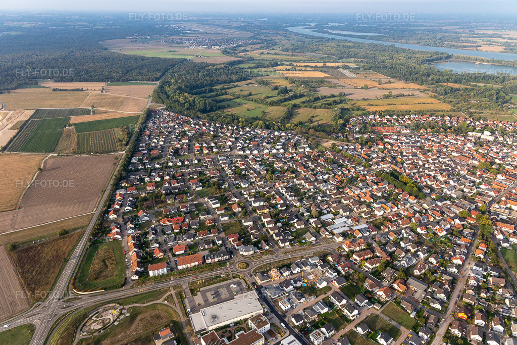 Luftbild: Uferbereich des Rhein - Flußverlaufes in Iffezheim im Bundesland Baden-Württemberg in Deutschland. Foto: IMG_008781.jpg vom 20.09.2020 durch Werner Riehm/FLY-FOTO.de