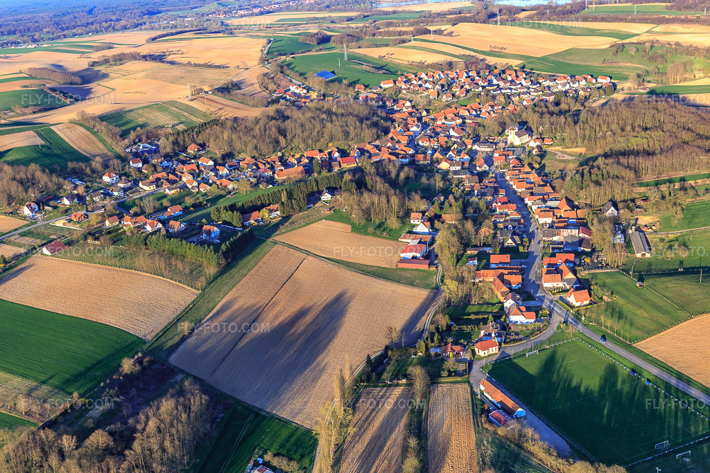 Aerial view: View of the town from the west in Neewiller-près-Lauterbourg in the state Bas-Rhin, France. – Photo: IMG_097857.jpg taken on 03/27/2017 by Werner Riehm/FLY-FOTO.com – Resolution of the original: 5055 x 3370 px