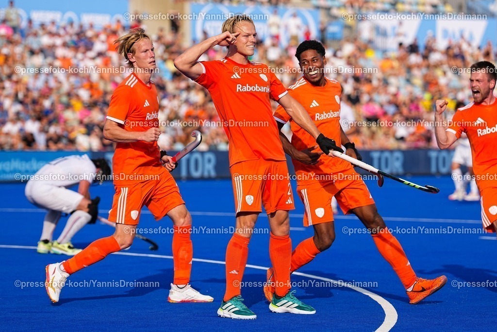 xydrx14082503015 | 14.08.2025, xydrx, Herren EuroHockey Championship 2025, Halbfinale, Niederlande - Frankreich, Sparkassenpark Mönchengladbach: Torjubel nach dem Tor zum 3:1 für die Niederländische Feldhockey Nationalmannschaft durch Torschütze Jip Janssen (NED #2)  zusammen mit Joep de Mol (NED #23) und Terrance Pieters (NED #11)