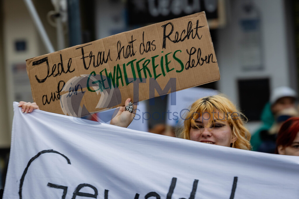 R06_2324 | 29.NOV.24-Protestmarsch gegen Gewalt-Copyright: Katholische Kirche Kärnten/Denk Dich Neu/Trainproduction/Matthias Trinkl