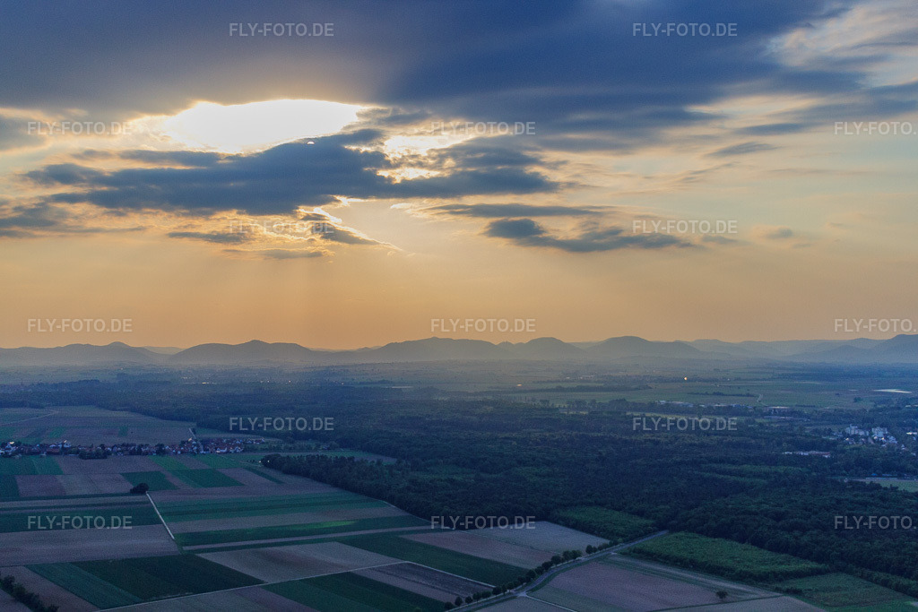 Luftbild: Sonnenuntergang in der Vorderpfalz im Ortsteil Hayna in Herxheim im Bundesland Rheinland-Pfalz in Deutschland. Foto: IMG_40589.jpg vom 01.05.2011 durch Werner Riehm/FLY-FOTO.deAuflösung des Originals: 4752 x 3168 px