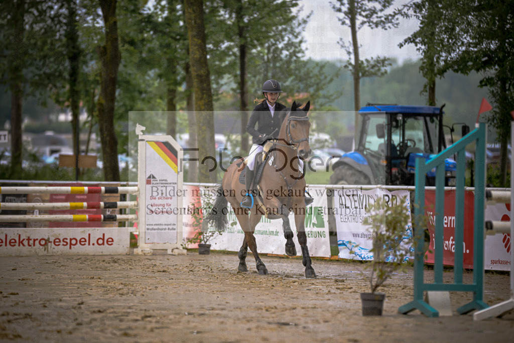 20240505-DOS_7098 | Entdecke hochwertige Reitturnierfotos von Foto Oger. Professionell, emotional und authentisch – jetzt Lieblingsmomente im Shop bestellen.Deutschlandweite Turnierfotografie. - Realisiert mit Pictrs.com