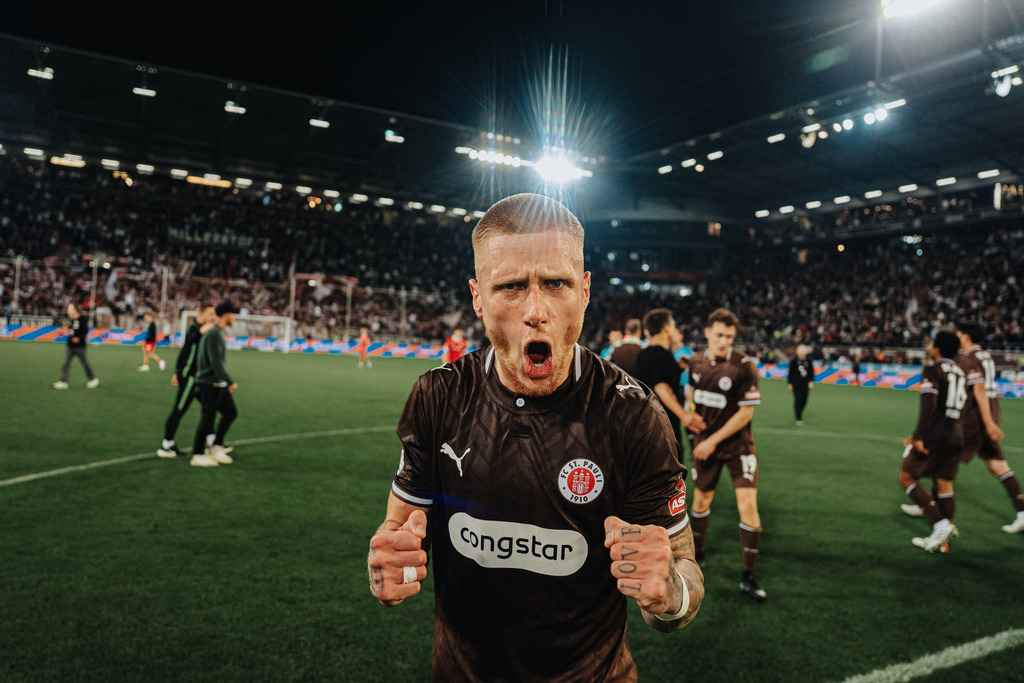 FCS04215 | Der offizielle Shop für FC St. Pauli Fotos. Wähle aus Spielszenen & Fanmomenten dein FCSP Wunschformat. Wir liefern Millerntor-Atmosphäre.