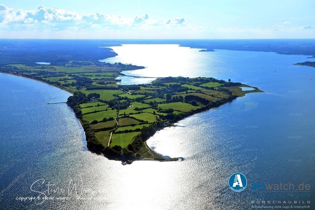 Luftbild Halbinsel Holnis bei Glücksburg - Die Holnis Nordspitze ist ein beliebter Naturort an der Ostsee | Die Holnis Nordspitze ist ein beliebter Naturort an der Ostsee und markiert einen der nördlichsten Punkte von Deutschland auf der Halbinsel Angeln. Sie zeichnet sich durch ihre idyllische Lage am Meer, offene Wiesen und einen malerischen Ausblick über die Flensburger Förde aus.
