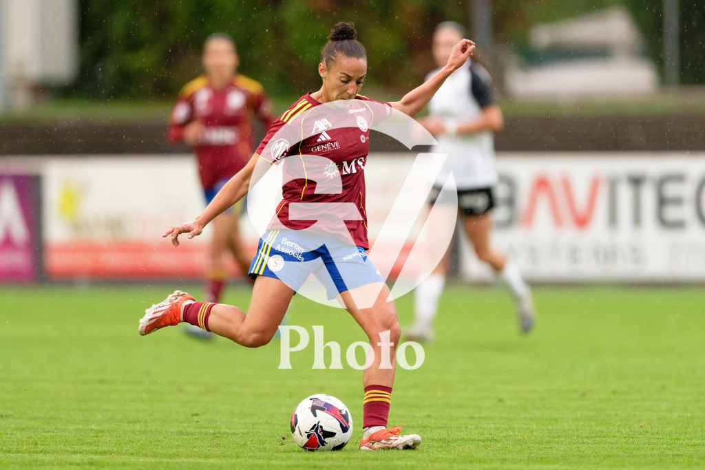 DZ9_4758_c | Switzerland: AXA Womens Super League 2025/26, Servette FC Chenois Feminin vs FC Aarau Frauen - Stade des Trois-Chene, Chene-Bourge: Paula Serrano Castano (19 Servette FC Chenois Feminin) shoots the ball (action) 