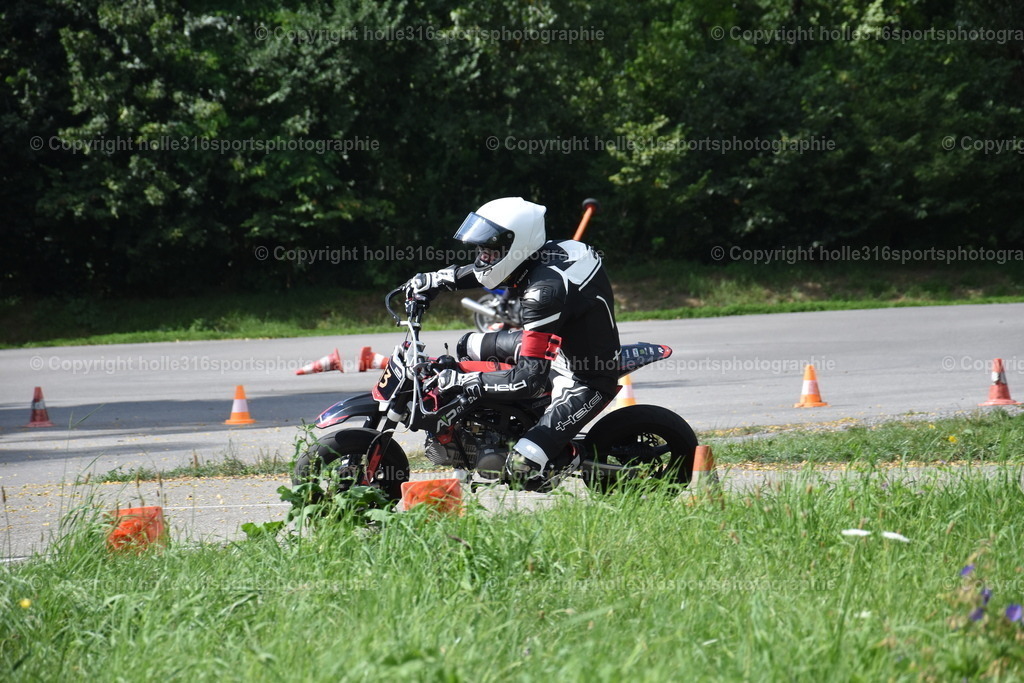 DSC_0913 | Sportfotografie , Motorsport, Motoross, Reitsport, Mointainbike, Enduro,
Landschaft , Outdoor, Eventfotografie, Landschaft, Bilder online bestellen - Realisiert mit Pictrs.com