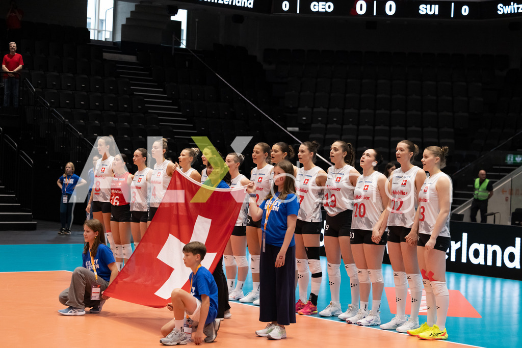 Georgia v Switzerland - CEV European League Women | KRIENS, SWITZERLAND - JUNE 12: Team of Switzerland during the national anthem at the CEV European League match between Georgia and Switzerland at Pilatus Arena on June 12, 2026 in Kriens, Switzerland. - Realisiert mit Pictrs.com