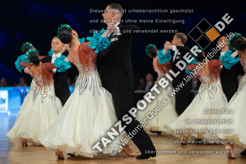 20251206-03081 | Hier finden Sie Tanz Bilder vom Latein und Standard Formationen tanzen. Sportbilder vom Tanzsport. Schöne Fotos und von Weltmeisterschaft, Europameisterschaft, Bundesliga, Regionalliga, Oberliga und Landesliga sowie von GOC Stuttgart, DanceComp, WM Bremen