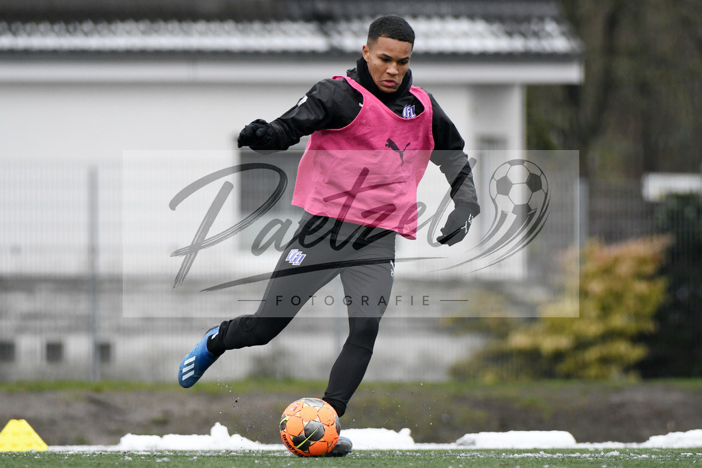 20200226_TRAOSN_0030 | Fussball, Herren: Felix Agu (VfL Osnabrueck) in Aktion, am Ball, Einzelaktion waehrend der Trainingseinheit des VfL Osnabrueck im Sportpark Illoshoehe am 26.02.2020 in Osnabrueck, Deutschland. - Realisiert mit Pictrs.com