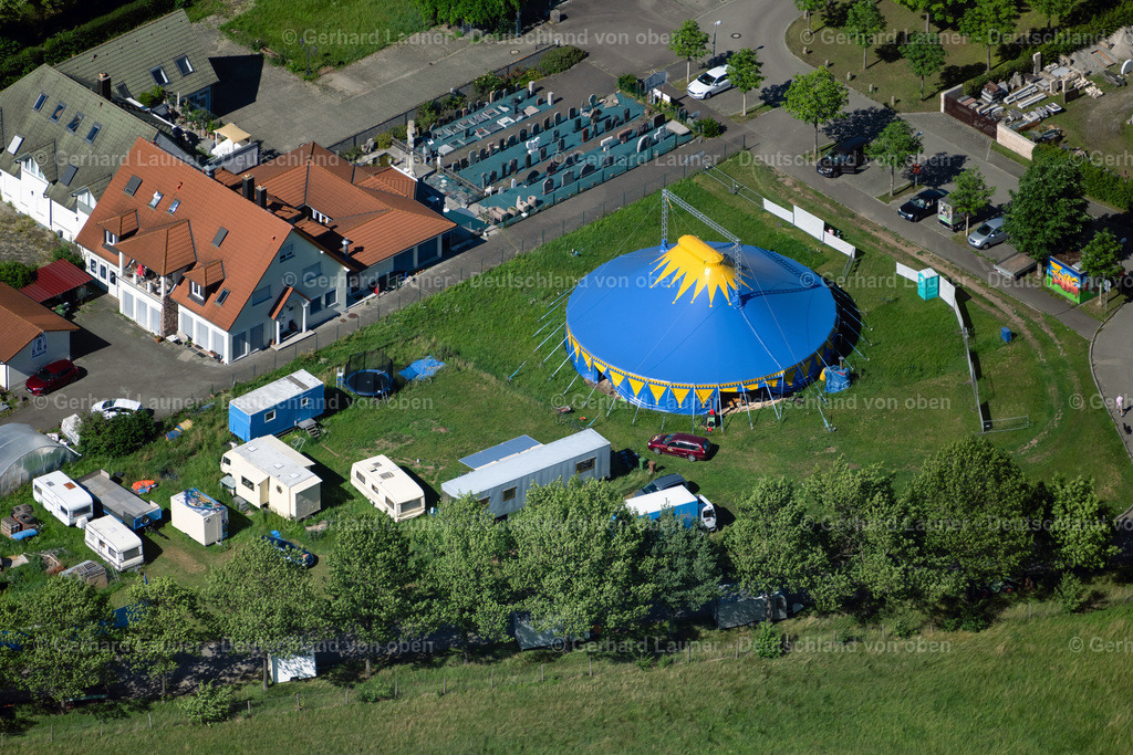 4033731 | FREIBURG IM BREISGAU 30.06.2020 Circus- Zelt- Kuppeln des Zirkus " Freiburger Projektzirkus FROG " an der Straße Sarahof im Ortsteil Sankt Georgen in Freiburg im Breisgau im Bundesland Baden-Württemberg, Deutschland. Weiterführende Informationen bei: Freiburger Projektzirkus FROG. // Circus tent domes of the circus " Freiburger Projektzirkus FROG " on street Sarahof in the district Sankt Georgen in Freiburg im Breisgau in the state Baden-Wuerttemberg, Germany. Further information at: Freiburger Projektzirkus FROG. Foto: Gerhard Launer