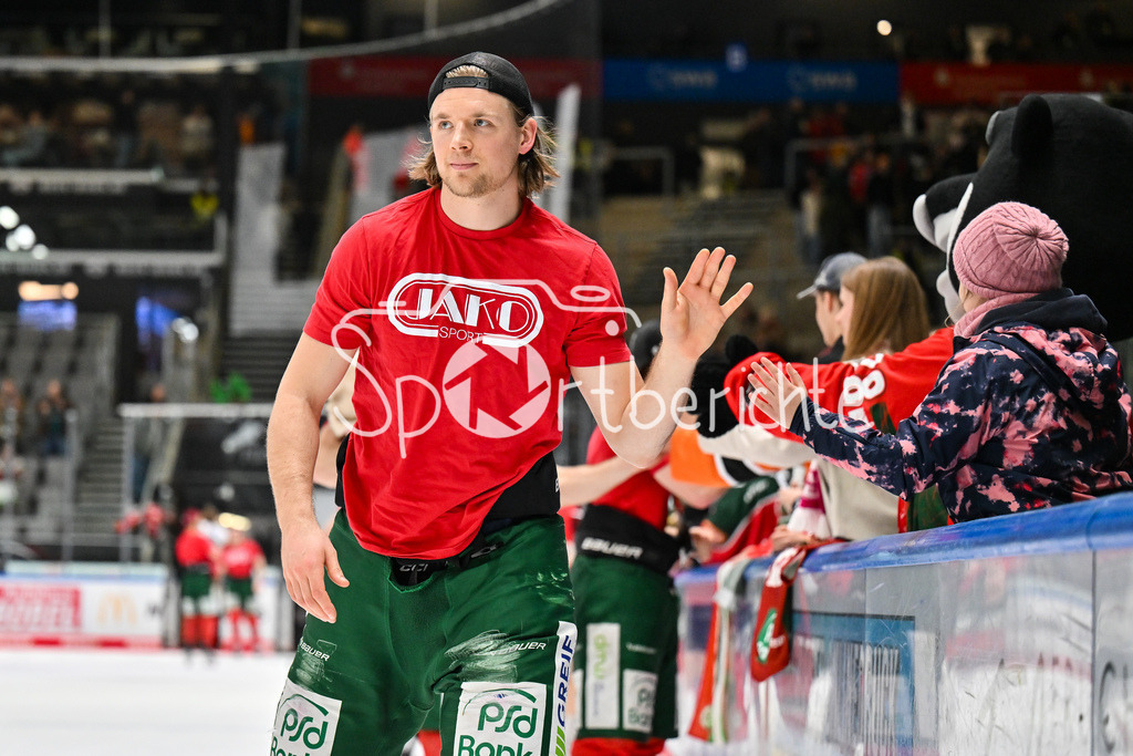 Augsburger Panther - Eisbären Berlin | AUGSBURG, GERMANY - 27. JANUARY: die Mannschaft der Panther feiert zusammen mit den Fans den 2-1 Heimsieg gegen Berlin nach dem Match zwischen den Augsburger Panthern und den Fischtown Pinguins am 43. Spieltag der Penny DEL im Curt Frenzel Stadion - Moritz WIRTH (Augsburger Panther 9)