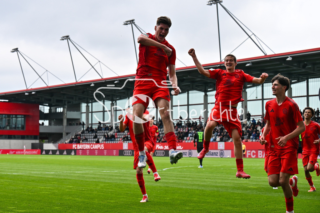 FC Bayern München U19 - VfL Wolfsburg U19 | Jubel der Bayern nach dem Treffer zum 2-0 durch Ljubo PULJIC (FCB #5) / Tor / Torschuetze / Freude / Happy / U19 DFB Nachwuchsliga Endrunde: FC Bayern Muenchen - VfL Wolfsburg, FC Bayern Campus am 26.04.2025