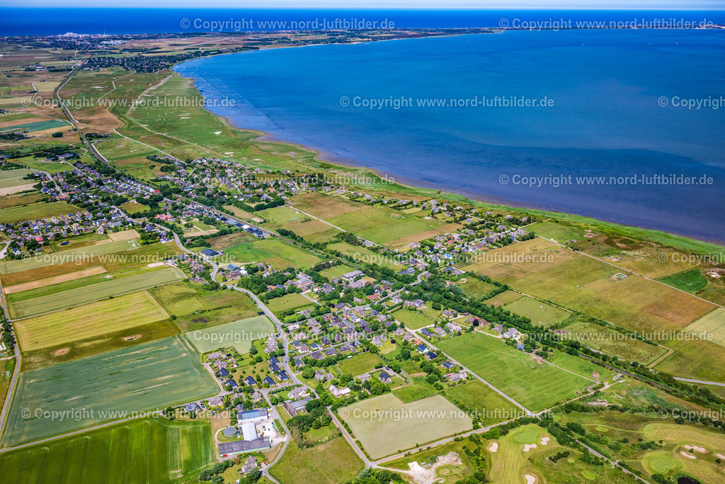 Sylt_Morsum_Kleinmorsum_ELS_4023210625 | KLEINMORSUM 21.06.2025 Ortsansicht an der Meeres-Küste in Kleinmorsum auf der Insel Sylt im Bundesland Schleswig-Holstein, Deutschland. // Townscape on the seacoast in Kleinmorsum at the Island Sylt in the state Schleswig-Holstein, Germany. Foto: Martin Elsen