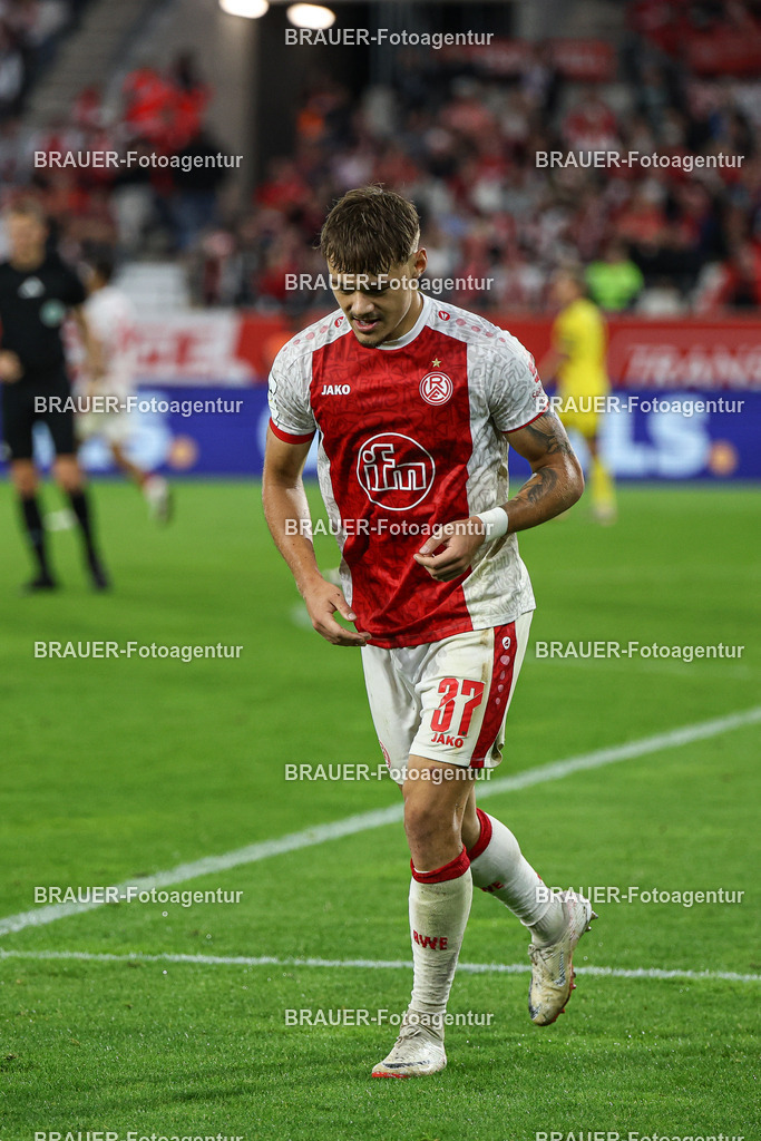 Rot-Weiss Essen - TSV Alemannia Aachen | Essen, Deutschland, 31.08.2025 Jannik Hofmann  (Rot-Weiss Essen) bei seiner Auswechslungwährend des 3.Liga Spiels zwischen  Rot-Weiss Essen und Alemannia Aachen am 31.08.2025 im Stadion an der Hafenstraße in Essen. (Foto von Timo Bluhmki-Schmidt/Brauer Fotoagentur