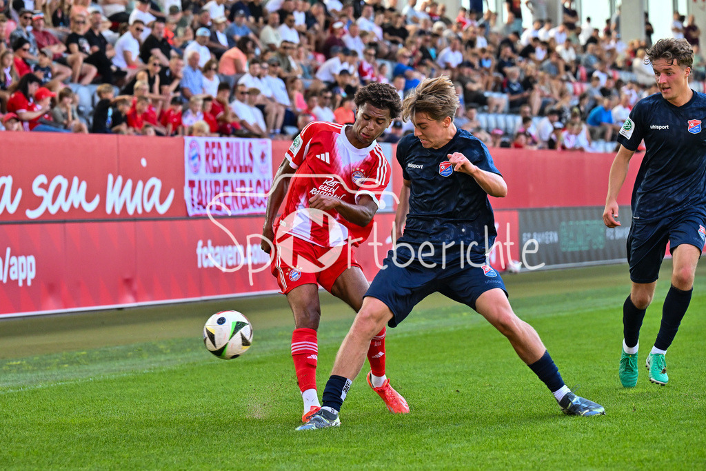 FC Bayern München U19 - SpVgg Unterhaching U19 | im Duell Sadiki CHEMWOR (FCB #11) und Gabriel FREIMUTH (Haching 14) / Zweikampf / U19 DFB-Nachwuchsliga: FC Bayern München U19 - SpVgg Unterhaching U19; FC Bayern Campus am 10.08.2025